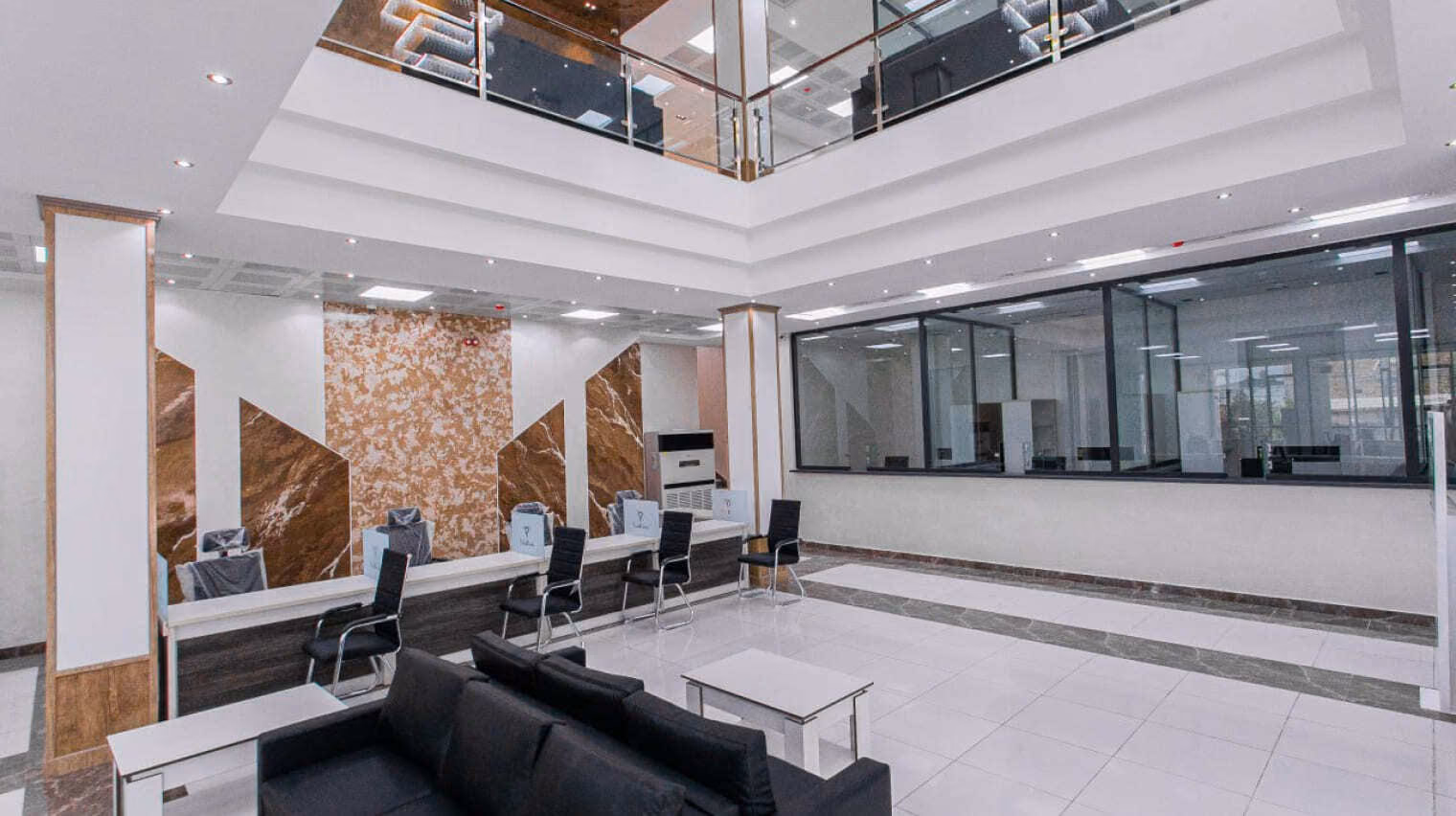 منطقة انتظار عملاء Xalq Bank تحت سقف بارتفاع طابقين