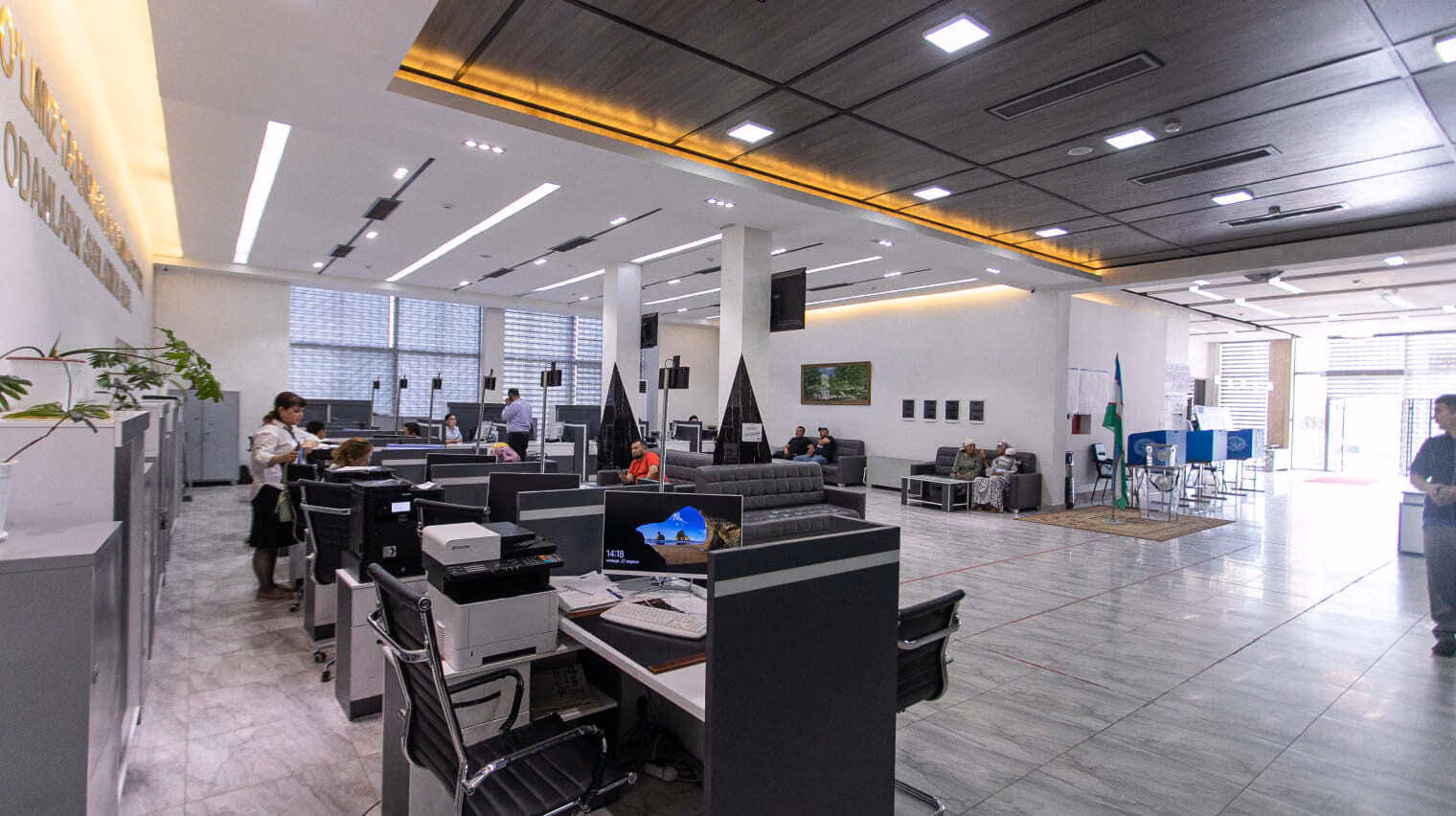 منطقة خدمة عملاء مفتوحة في Xalq Bank تحت سقف زخرفي